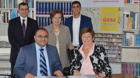 The Kassem family signing the donation agreement with the DAAD-Stiftung.